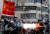 홍콩 경찰이 11일 시위대를 향해 최루탄을 쏘고 있다.[로이터=연합뉴스] 