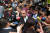 멕시코 시티 공안부 장관이 12일(현지시간) 시위대가 뿌린 스프레이를 머리에 뒤집어 쓴 채 취재진의 질문을 받으며 이동하고 있다. [AFP=연합뉴스]  