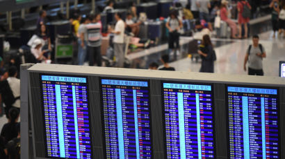 ‘공항시위 보류’ 홍콩, 979편 취소…캐세이퍼시픽 2명 해고