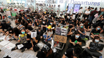 시위대 재집결 홍콩공항 긴장···中 "테러리즘" 무력진압하나