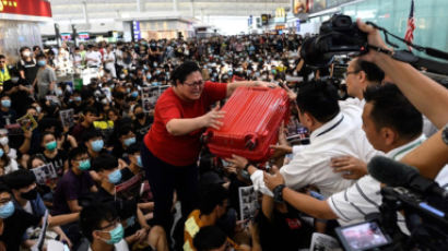 경찰과 시위대 뒤섞여 난투극···'아수라장'된 홍콩국제공항