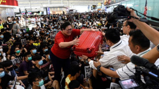 경찰과 시위대 뒤섞여 난투극···'아수라장'된 홍콩국제공항