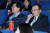 더불어민주당 이해찬(오른쪽) 대표와 설훈 최고위원이 지난 2월 서울 롯데시네마 영등포에서 영화 &#39;항거:유관순 이야기&#39;를 관람하기 위해 상영관에 앉아있다. [뉴시스]