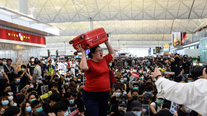 [서소문사진관] 여행 가방 머리에 이고, 홍콩공항 시위에 뿔난 여행객들