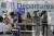 정상화된 14일 홍콩공항에서 여행객들이 출국 수속을 하고 있다. [AP=연합뉴스]