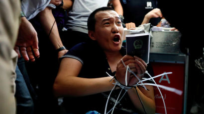 홍콩 시위대, 스파이 의심 中 기자 억류…공항서 경찰과 충돌