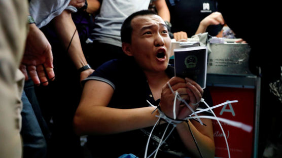 홍콩 시위대, 스파이 의심 中 기자 억류…공항서 경찰과 충돌