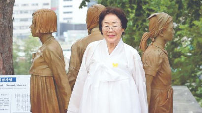 [사진] 서울 남산 소녀상과 함께 선 이용수 할머니