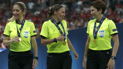 UEFA 슈퍼컵 리버풀 우승 못지않게 관심끌었던 3명의 여성심판…“두려움 없었다”