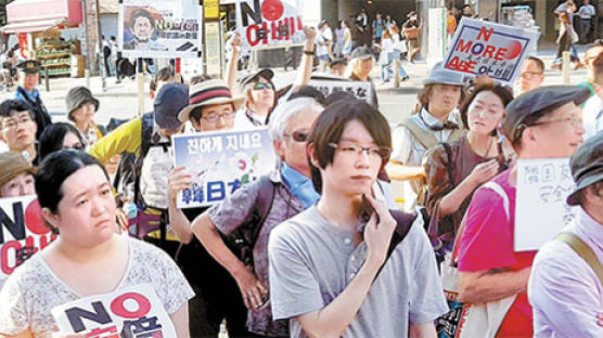 오사카서 "NO 아베" 집회…韓 위안부 행사에 일본인들 찾아오기도