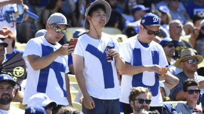 MLB도 주목한 'RYU' 티셔츠 입은 한국 팬