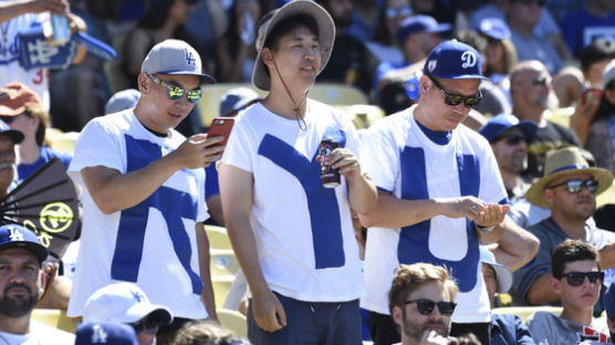 MLB도 주목한 'RYU' 티셔츠 입은 한국 팬