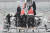 14 일 (현지시간) 영국 남서부 플리머스 해안을 출발해 미국으로 향한 환경운동가 크레타 툰베리와 선원들.. [AFP=연합뉴스] 