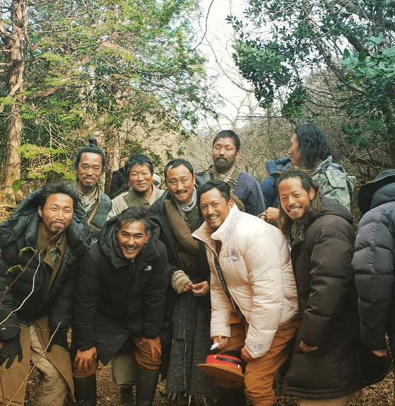 영화 ‘봉오동 전투’에 출연한 일본 배우 이케우치 히로유키가 촬영 현장에서 한국 배우들과 찍은 기념사진. ’한국 스태프와 배우들이 놀라웠다. 감사하다“는 말도 남겼다. 사진 인스타그램