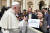 툰베리가 올 4월 프란치스코 교황과 만나 대화가고 있다. [AFP=연합뉴스]