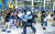 범죄인인도법안(송환법)에 반대해 홍콩 국제공항을 점거한 시위대가 13일 경찰과 충돌하고 있다. [로이터=연합뉴스] 