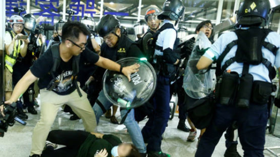 “무섭고 지쳤었다”…일부 홍콩 시위대, 공항 이용객에 사과