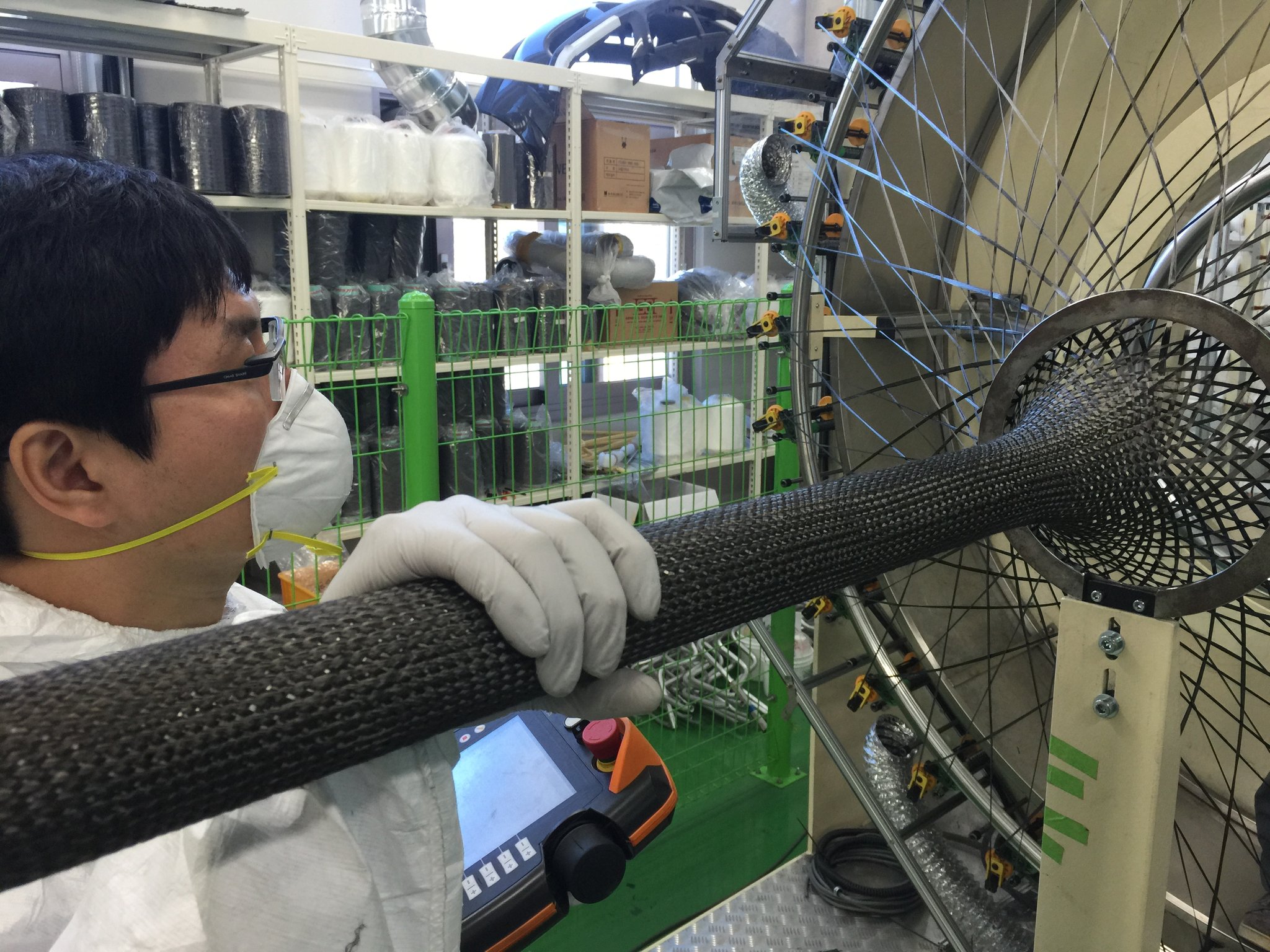 한국탄소융합기술원 연구원이 브레이딩 장비를 통해 탄소섬유를 관(管)형으로 직조하고 있다. [사진 한국탄소융합기술원]