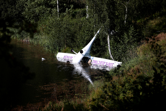 노르웨이의 첫 전기비행기 &#39;알파 일렉트로 G2&#39;가 14일 아렌달의 한 호수에 추락했다.[로이터=연합뉴스]