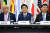 도널드 트럼프 미국 대통령, 아베 신조 일본 총리, 시진핑 중국 국가주석(왼쪽부터)이 28일 일본 오사카에서 열린 G20 정상회의 개막식에 나란히 참석하고 있다. [AP=연합뉴스].