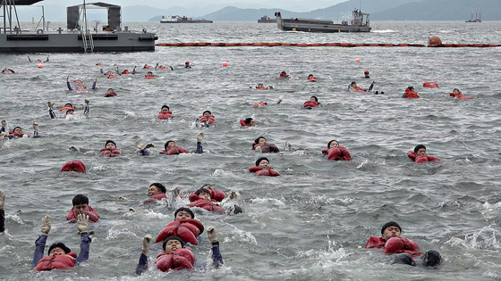 해상 훈련장까지 배영으로 이동하는 장병들. 비가 내리는 가운데 파도를 이겨내며 헤엄치고 있다. 영상캡처 강대석 기자