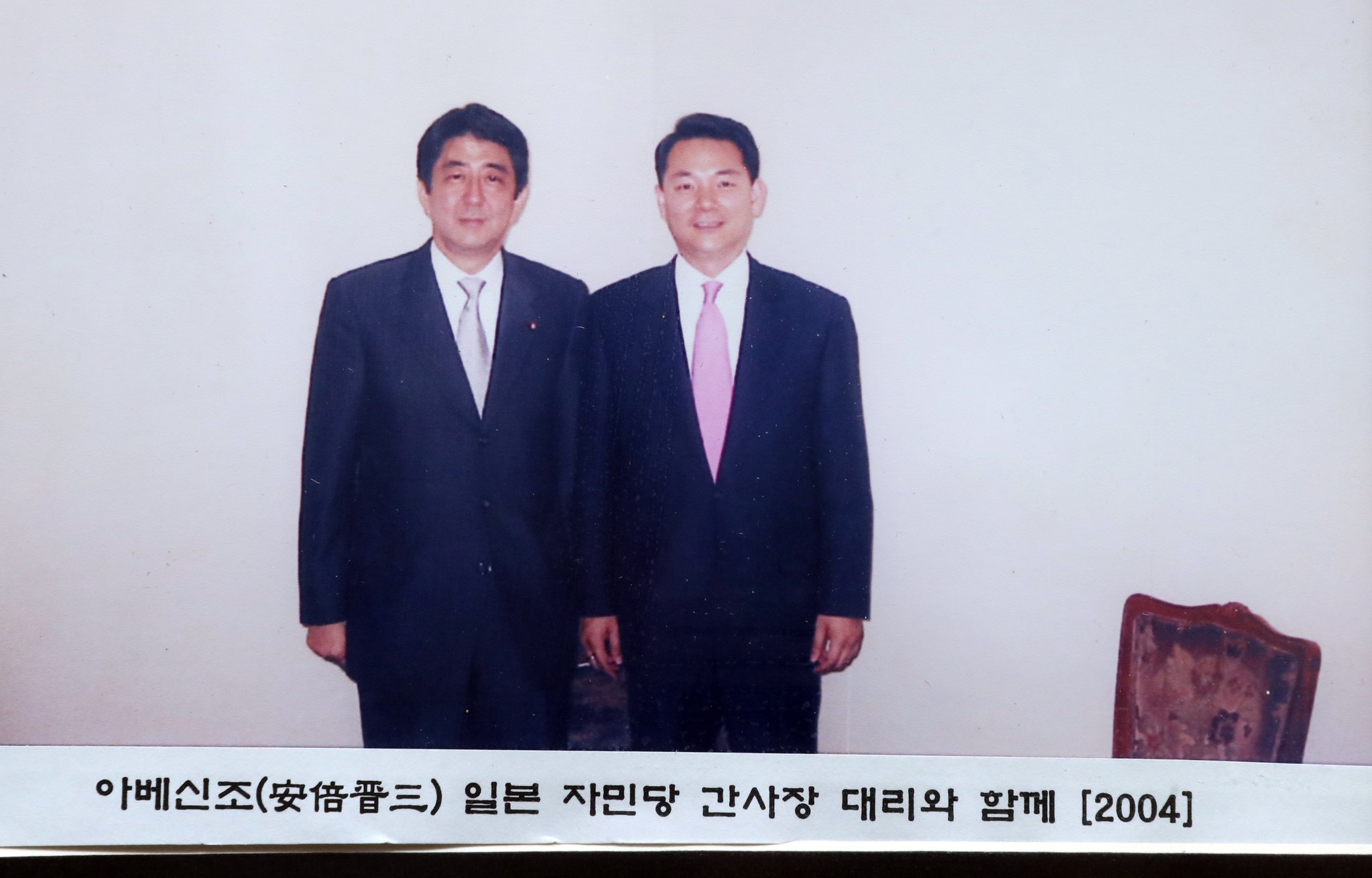 장 전 의원 2004년 도쿄 플라자 호텔에서 아베 신조 당시 자민당 간사장 대리와 단독 면담했다.