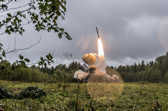러시아 군이 이스칸데르-K 순항 미사일을 발사하는 장면. [AP=연합뉴스]