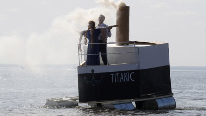 [서소문사진관]손으로 만든 배에 여인을 싣고. 러시아, 핸드메이드 플로팅 크래프트