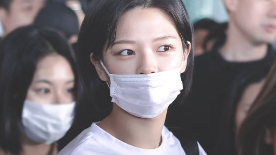 TWICE JEONGYEON Pulls A Staff Away From Danger @ ICN Airport