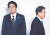 문재인 대통령이 6월 28일 일본 오사카에서 열린 G20 정상회의 환영식에서 아베 신조 일본 총리(왼쪽)와 8초간 악수한 뒤 이동하고 있다. 청와대사진기자단