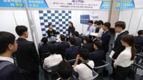 일본 기업 위주 취업박람회 안 연다…일정 늦춰 글로벌 박람회로 확대 개편