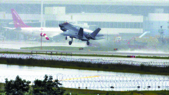 스텔스기 도입 북한 눈치 보나…스텔스 모드로 들여오는 F-35