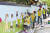 신천지자원봉사단 계양지부 회원들이 인천시 계양구 계산역 일대 골목길의 낡은 담장에 벽화 그리기 봉사활동을 하고 있다. [사진 신천지예수교회]
