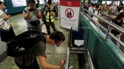 홍콩 지하철역서 목격된 '청소하는 사람들'…정체는?
