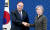 지난해 2월 10일 강경화(오른쪽) 외교부 장관이 미국측 주한미군 방위비 분담금 협상 대표인 티모시 베츠와 만나 악수를 나누고 있다. 우상조 기자