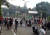 시위대가 19일(현지시간) 인도네시아 파푸아 마노크와리 시내에서 경찰과 대치하고 있다. [AFP=연합뉴스] 