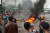 시위대가 19일(현지시간) 인도네시아 파푸아 마노크와리 시내에서 타이어에 불을 붙이고 시위를 벌이고 있다. [로이터=연합뉴스]
