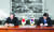 한민구 국방부 장관(오른쪽)과 나가미네 야스마사 주한 일본대사가 2016년 11월 23일 국방부에서 지소미아를 체결하고 있다. [AFP =뉴스1]