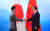 왕이(오른쪽) 중국 국무위원 겸 외교부장이 20일 방중한 고노 다로 일본 외무상과 중일 외교장관 회담을 갖기에 앞서 악수를 나누고 있다. [중국 외교부 홈페이지 캡처]