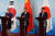 제9회 한중일 3국 외교장관 회의가 21일 중국 베이징에서 끝난 뒤 3국 외교장관이 나란히 서서 기자회견을 하고 있다. 왼쪽부터 강경화 장관, 왕이 국무위원, 고노 다로 일본 외무상. [사진 베이징 공동 취재단]