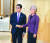 강경화 외교부 장관과 고노 다로(河野太郞) 일본 외상이 21일 회담에 앞서 악수를 하고 있다.[연합뉴스] 