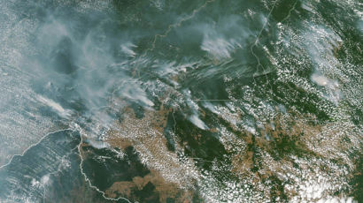 우주에서도 보이는 '아마존 산불' 연기…3주째 확산 중