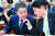 박능후 복지부 장관(왼쪽)이 21일 국회보건복지위원회에서 김강립 차관과 대화하고 있다. [연합뉴스]