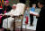 지난해 11월 바티칸에서 열린 프란치스코 교황의 일반알현에서 어린 소년과 소녀가 연단에 올라와 놀고 있다. [로이터=연합뉴스]