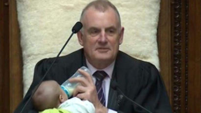 “VIP가 왔다”…아기 젖병 물리며 회의 이끈 뉴질랜드 국회의장