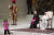 21일(현지시간) 바티칸에서 열린 일반알현에서 어린 소녀가 연단에 올라와 프란치스코 교황이 설교를 하는 동안 놀고 있다. [EPA=연합뉴스]
