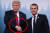 지난해 캐나다 G7 정상회의에서 에마뉘엘 마크롱 프랑스 대통령(오른쪽)이 도널드 트럼프 대통령에게 악수를 청한 뒤 자국이 남을 정도로 세게 쥐고 흔들어 화제가 됐다.[AFP=연합뉴스]
