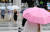 지난 15일 대구 달구벌대로 신매역 인근 횡단보도에서 시민들이 우산을 펼쳐 들고 발걸음을 재촉하고 있다. 기상청은 22일 남부지방을 중심으로 최고 100mm 이상 많은 비가 내릴 것으로 예보했다, [뉴스1]