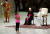21일(현지시간) 바티칸에서 열린 일반알현에서 어린 소녀가 프란치스코 교황이 설교하는 동안 연단 위에 서 있다. [로이터=연합뉴스]