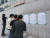 부산대학교 학생들이 정문 근처에 붙은 대자보를 보고 있다. 신혜연 기자